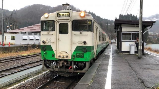 会津川口駅に停車中の只見線