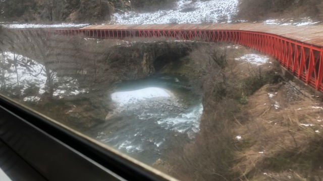 入広瀬駅を出発して赤い鉄橋が見えてくる只見線