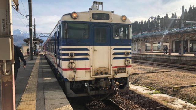 小出駅に停車中の只見線