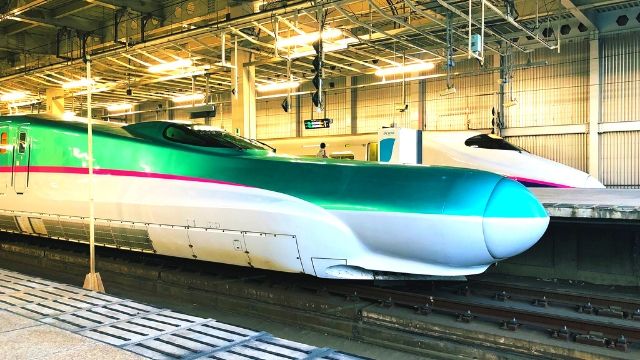 仙台駅に停車中のE2系とE5系