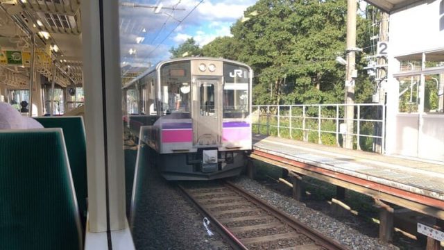 刺巻駅での列車交換