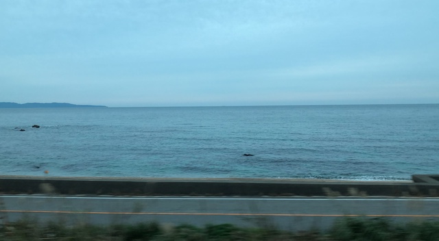 海里の車窓から見える日本海