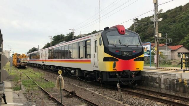 深浦駅出発前のリゾートしらかみ