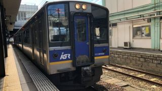 盛岡駅に停車中のいわて銀河鉄道