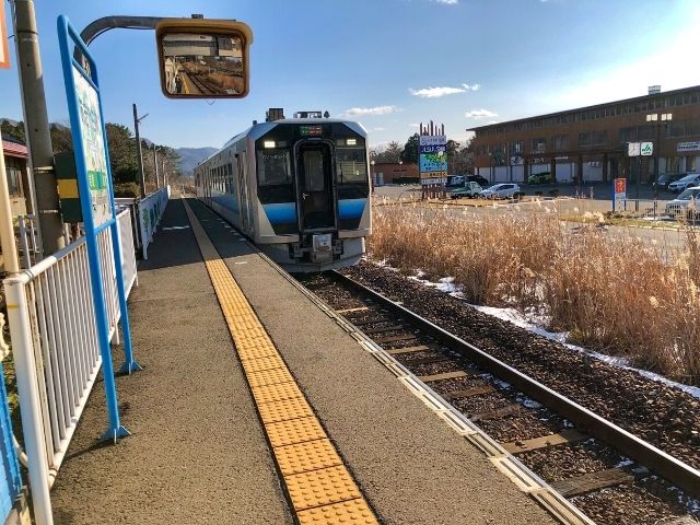 あきた白神駅に到着した五能線GV-E400系