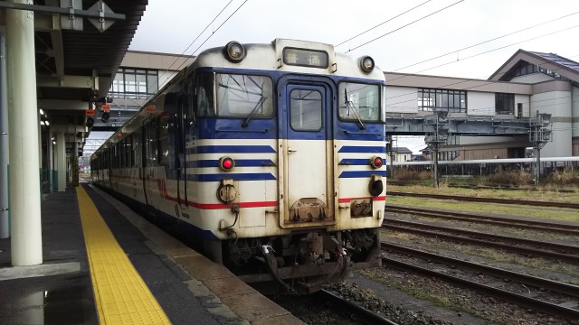 新津駅に停車中の磐越西線キハ40