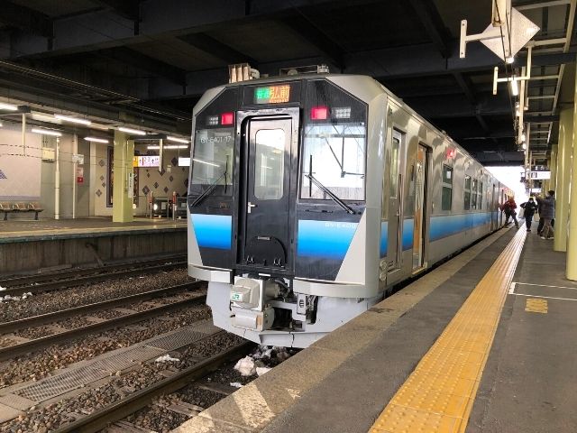 弘前駅に到着した五能線GV-E400系