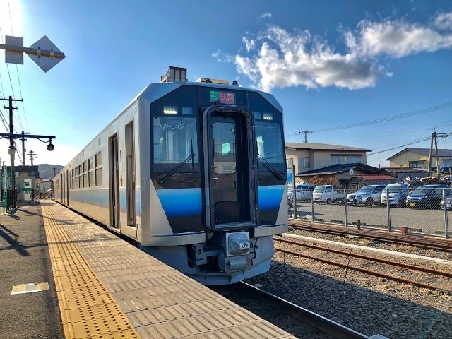 深浦駅に停車中の五能線GV-E400系