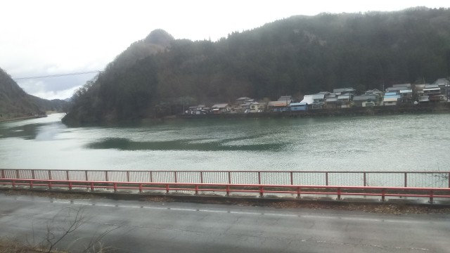 車窓から見える阿賀野川