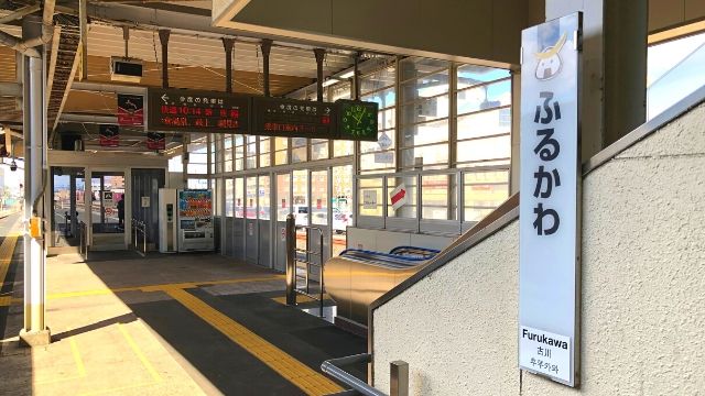 古川駅に到着したリゾートみのり