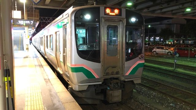 山形駅に停車中の仙山線