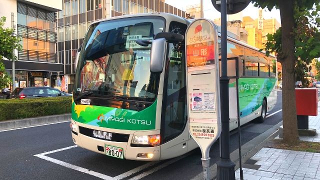 山形駅前に停車した高速バス