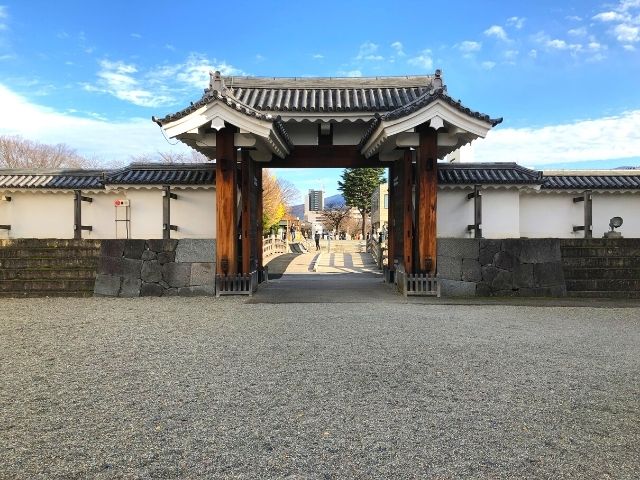 霞城公園の門