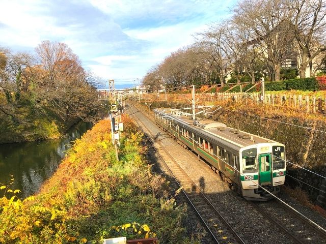 霞城公園付近を通過する奥羽本線(山形線)