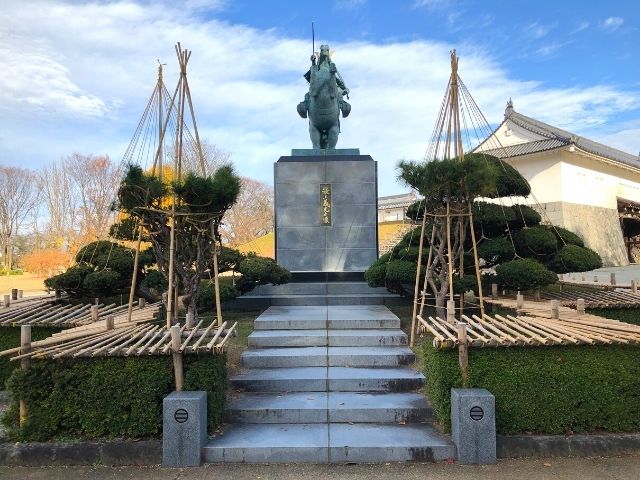 霞城公園内の正面から見た最上義光の像