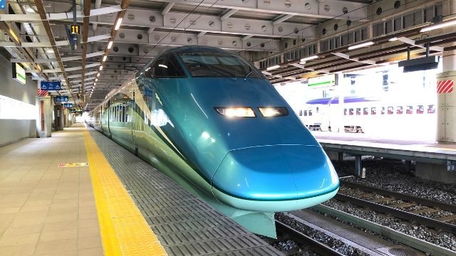 新庄駅に停車中のとれいゆつばさ