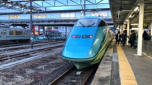 福島駅に到着したとれいゆつばさ