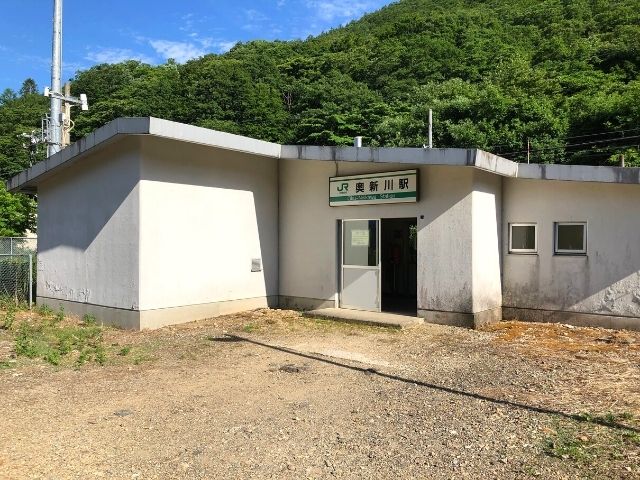 奥新川駅の駅舎の外観