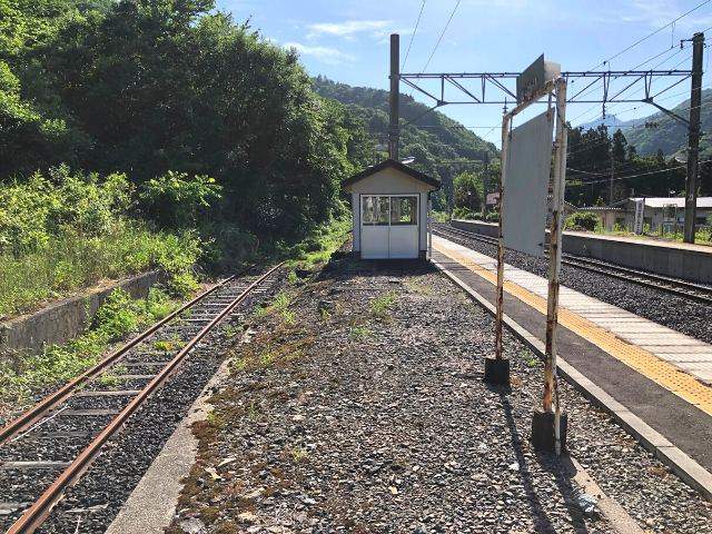 奥新川駅ホームの錆びた線路