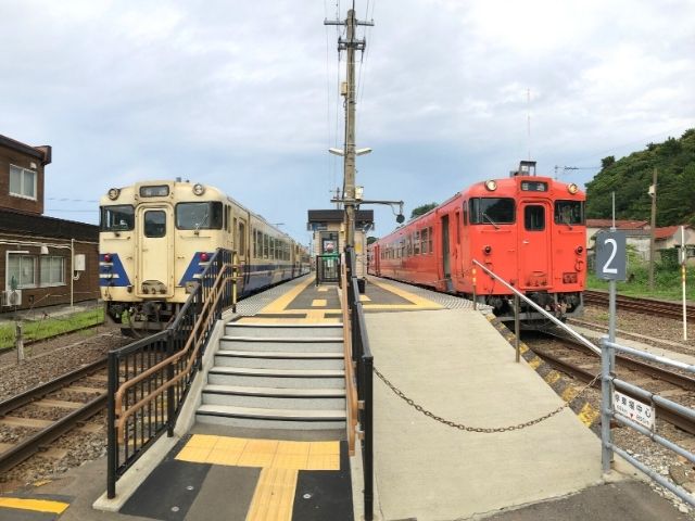 深浦駅に停車中の五能線