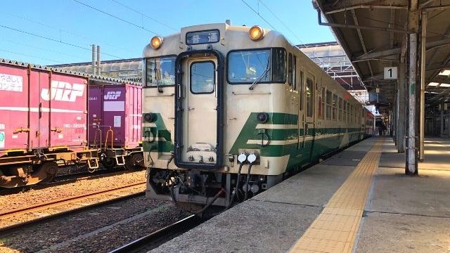 秋田駅に停車中の男鹿線キハ40系