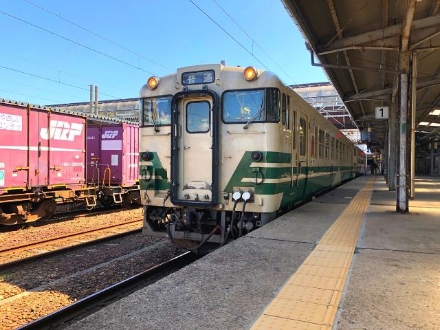 秋田駅に停車中の男鹿線キハ40系