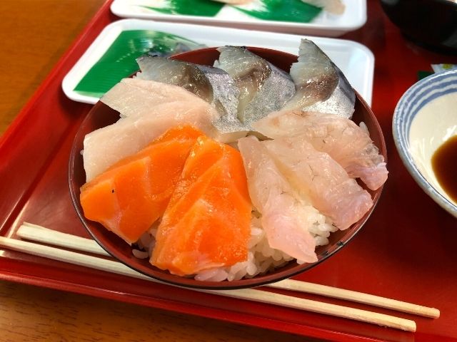 購入した刺身を盛り付けて作ったオリジナルの海鮮丼