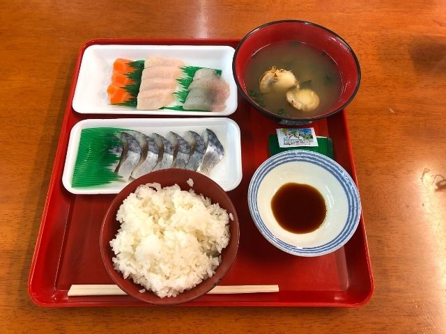 八戸市営魚菜小売市場内で購入した刺身とご飯と味噌汁