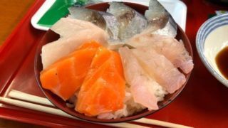 購入した刺身を盛り付けて作ったオリジナルの海鮮丼