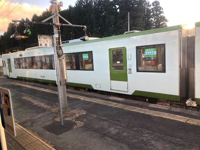 最上駅で陸羽東線の普通列車と行き違い