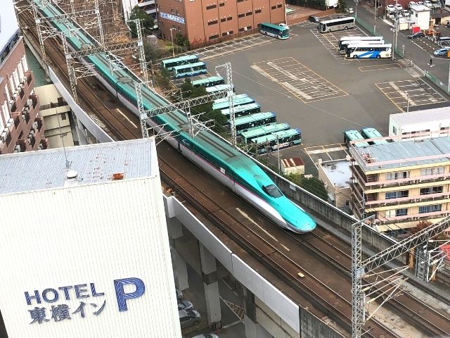 アパヴィラホテル仙台駅五橋の部屋の窓から見える新幹線