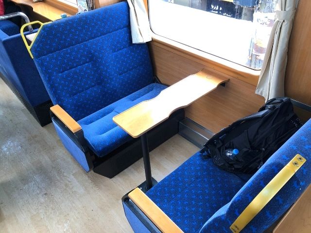 秋田内陸線の観光列車 笑EMIの4人掛けボックスシート