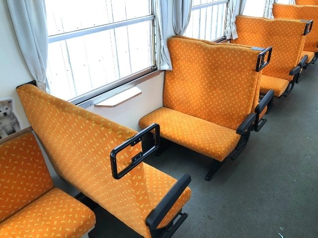 秋田内陸線の車内の4人掛けボックスシート