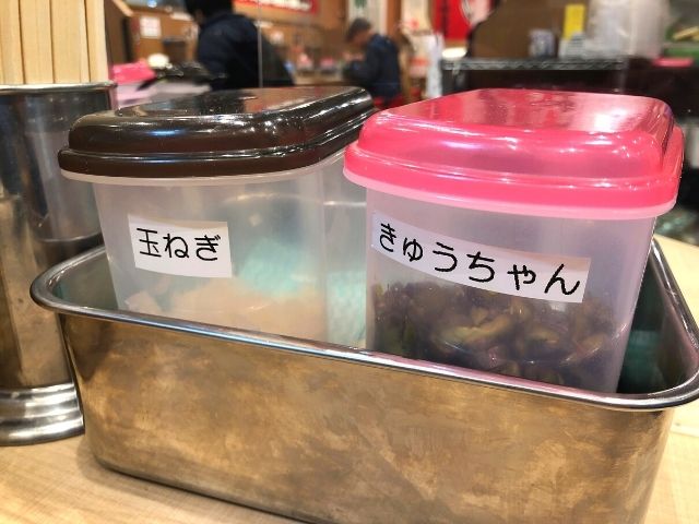 テーブルの上にある玉ねぎときゅうちゃん