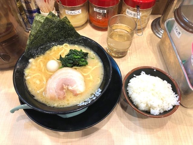 町田商店仙台広瀬通店のラーメンとライス