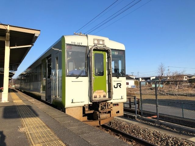 前谷地駅に停車中の気仙沼線キハ110系