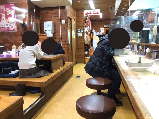 味の札幌大西の店内の座席