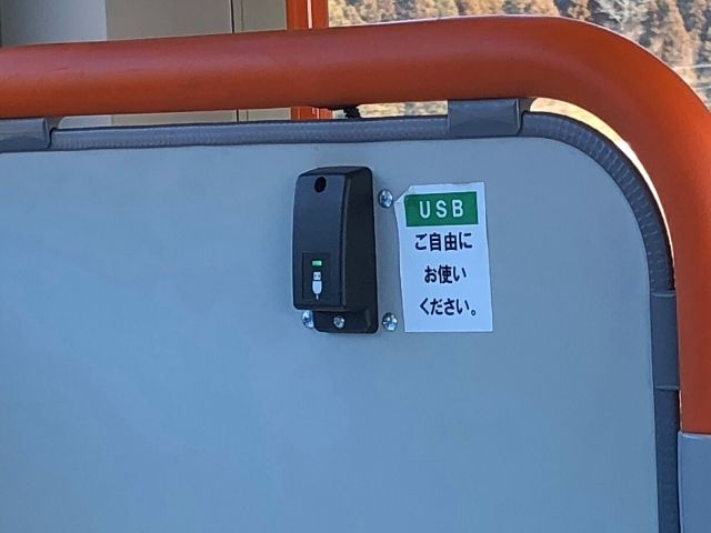 気仙沼線BRT車内のUSBポート