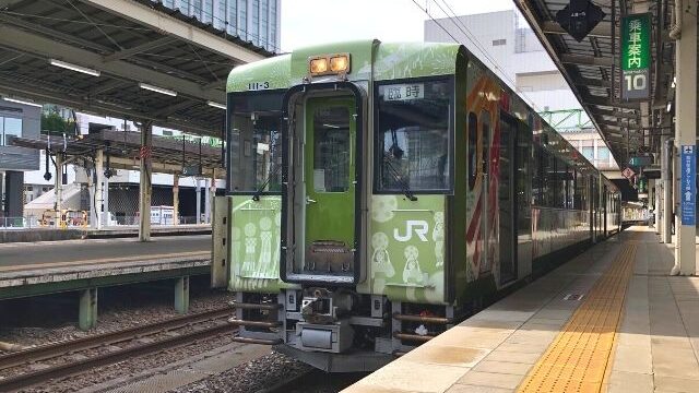 仙台駅に停車中の東北の祭りラッピング車両