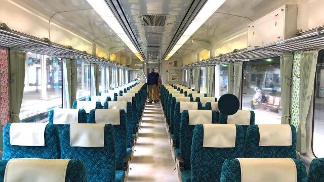 東北の祭りラッピング車両の車内