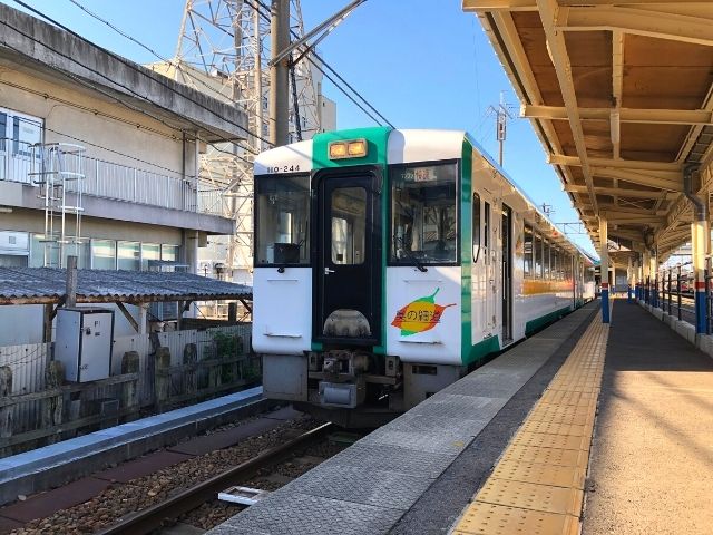 酒田駅に停車中の陸羽西線快速最上川