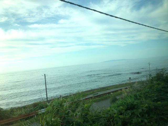 特急いなほグリーン車の車窓から見える日本海