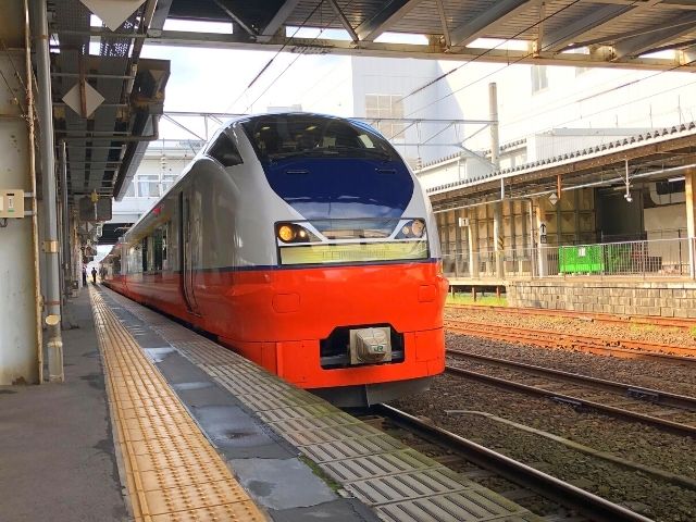 秋田駅に停車中の特急つがる