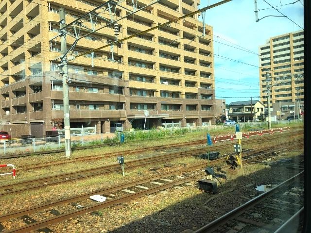 秋田駅を出発した特急つがる