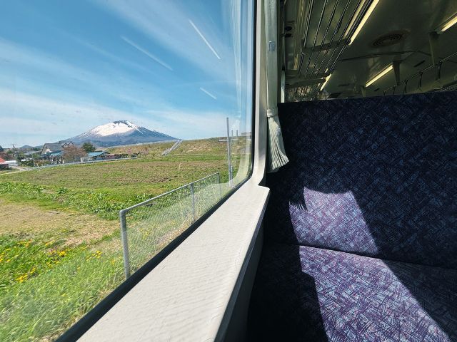 花輪線の車窓から見える岩手山