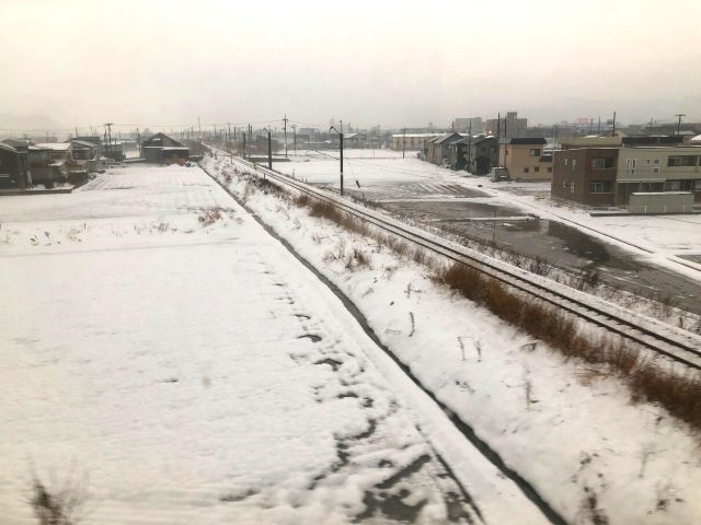 車窓から見える奥羽本線の線路