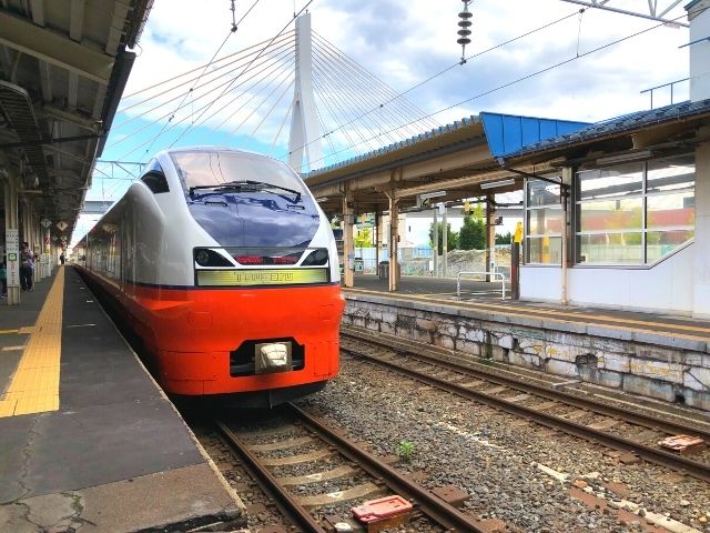 青森駅に到着した特急つがる