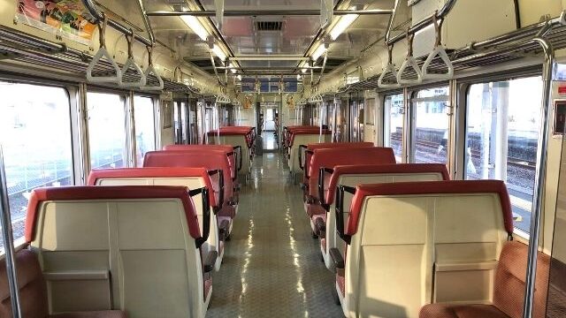 719系の車内
