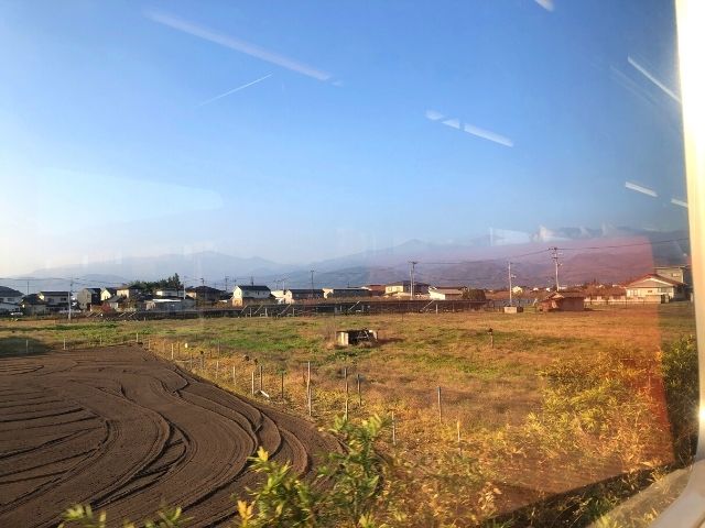 平地を走る奥羽本線の車窓