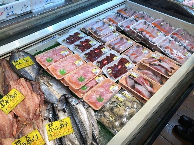 杜の市場で販売している魚介類